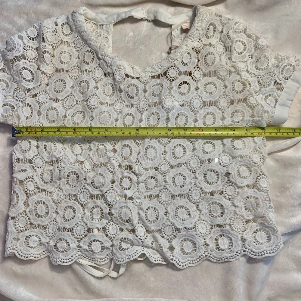 NWT L’Atiste Lace Crop Top Medium White Floral Crochet Design Lace-Up Back New - Picture 15 of 16